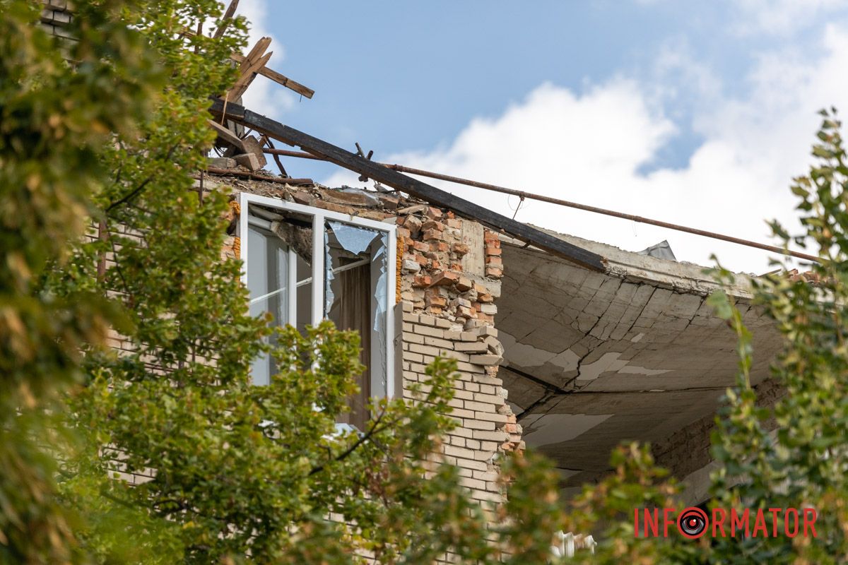 Саме цей будинок постраждав найбільше У Дніпрі на Вокзальній почали демонтувати аварійну частину будинку, куди у квітні влучила російська ракета 12