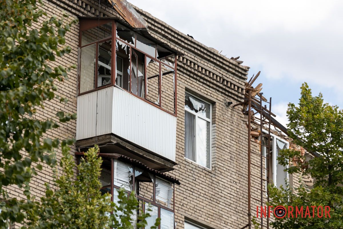 Поряд із ним знаходиться інший житловий дім, внаслідок вибухової хвилі і пожежі там був пошкоджений дах У Дніпрі на Вокзальній почали демонтувати аварійну частину будинку, куди у квітні влучила російська ракета 13