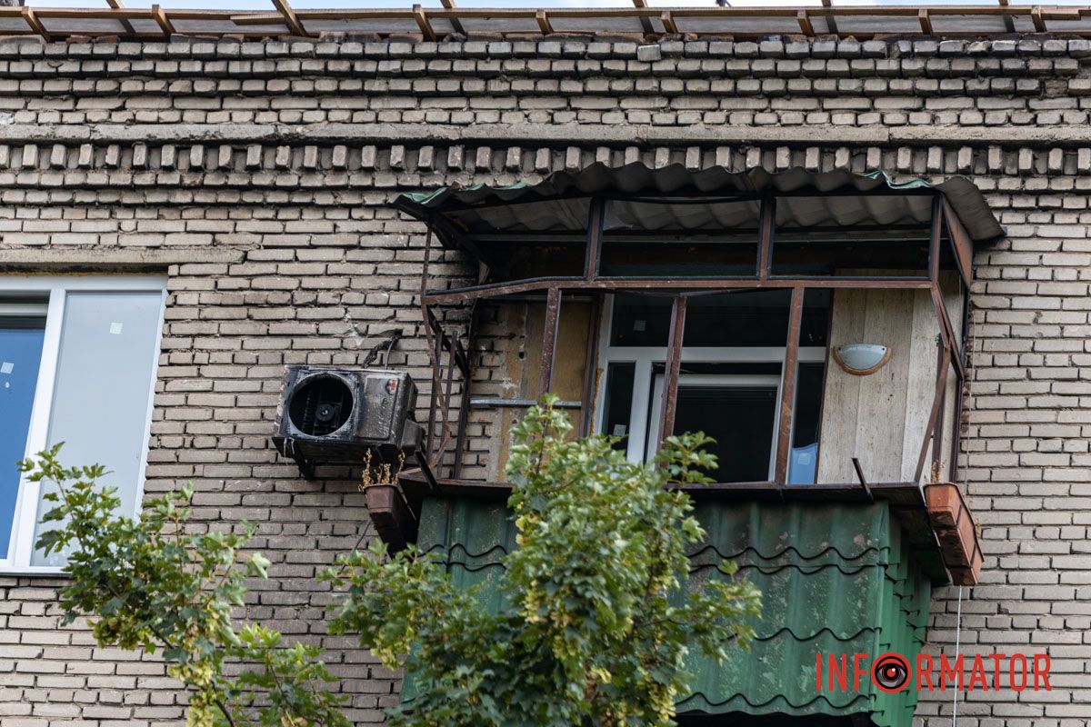 У сусідньому будинку живуть люди У Дніпрі на Вокзальній почали демонтувати аварійну частину будинку, куди у квітні влучила російська ракета 14
