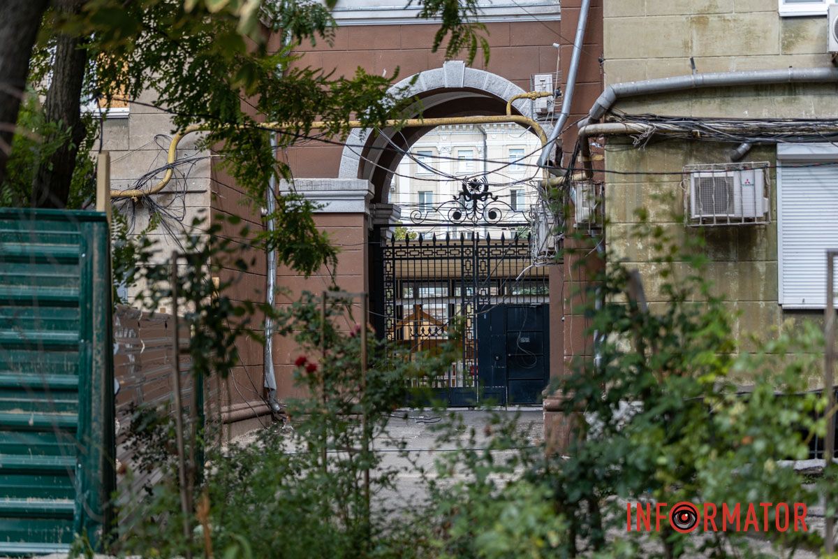 Паркан встановили у подвір'ї У Дніпрі на Вокзальній почали демонтувати аварійну частину будинку, куди у квітні влучила російська ракета 16