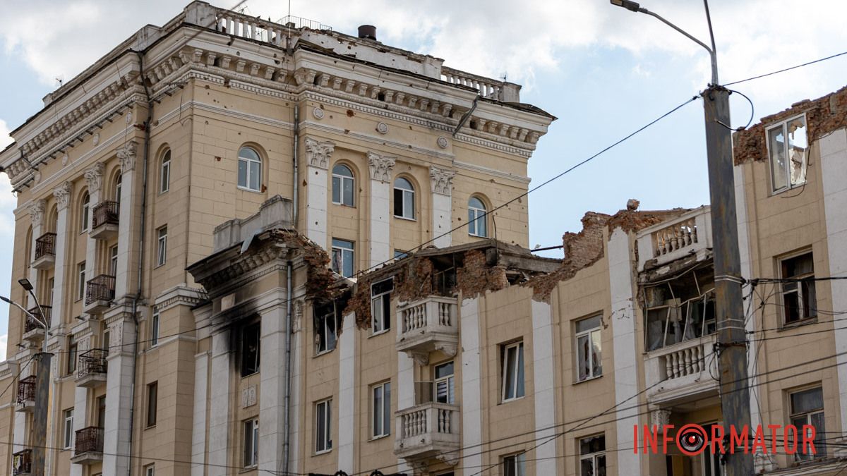 В Днепре на Вокзальной начали демонтировать аварийную часть дома, в который в апреле попала российская ракета