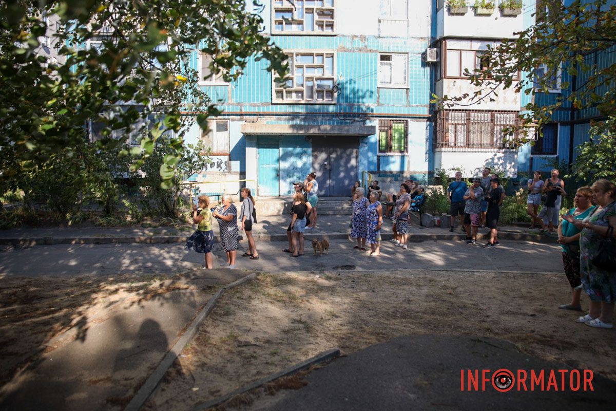 Місцеві спостерігають за роботою рятувальників Місцеві спостерігають за роботою рятувальників