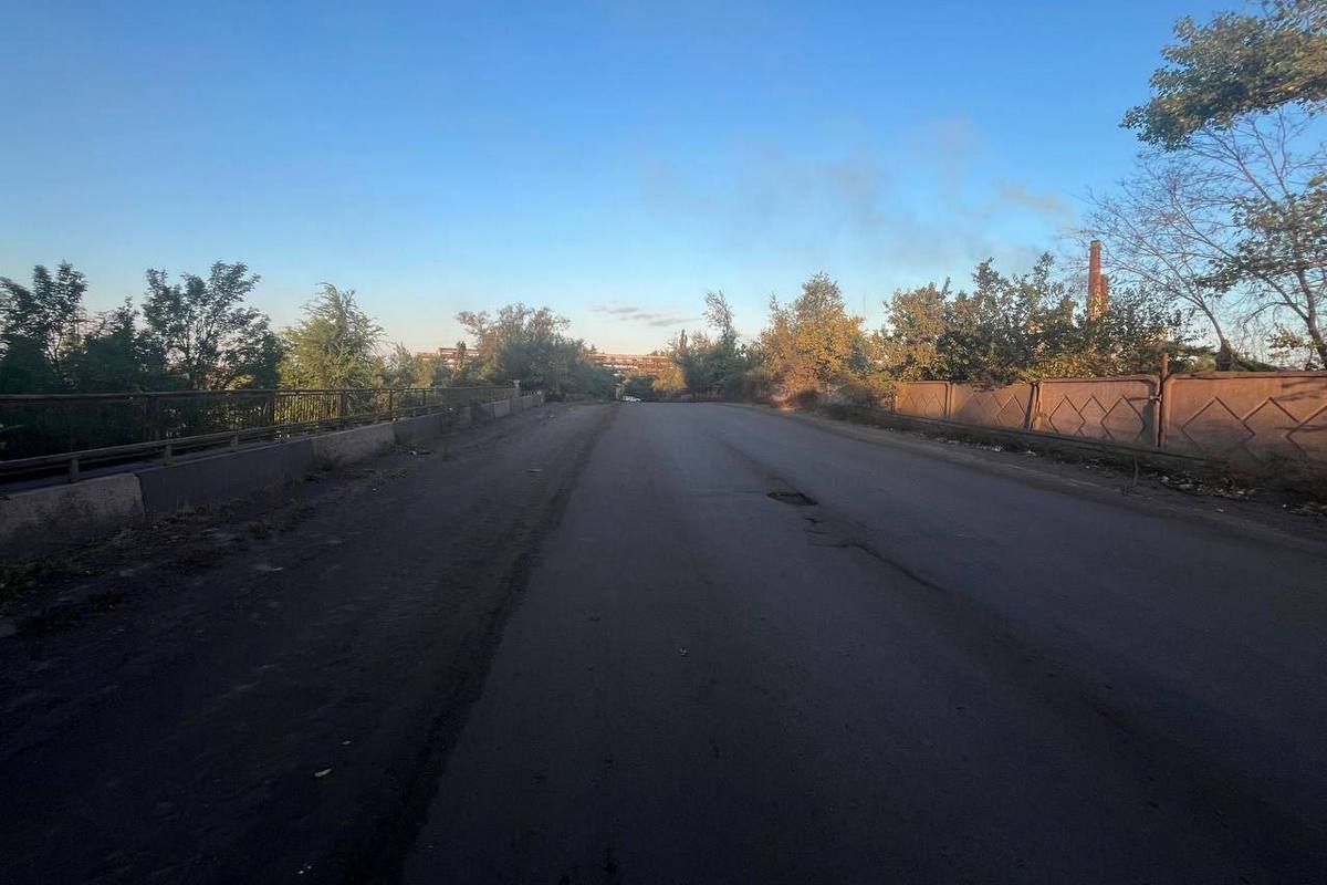 Поезд сошел с рельсов и повредил опоры моста Поезд сошел с рельсов и повредил опоры моста