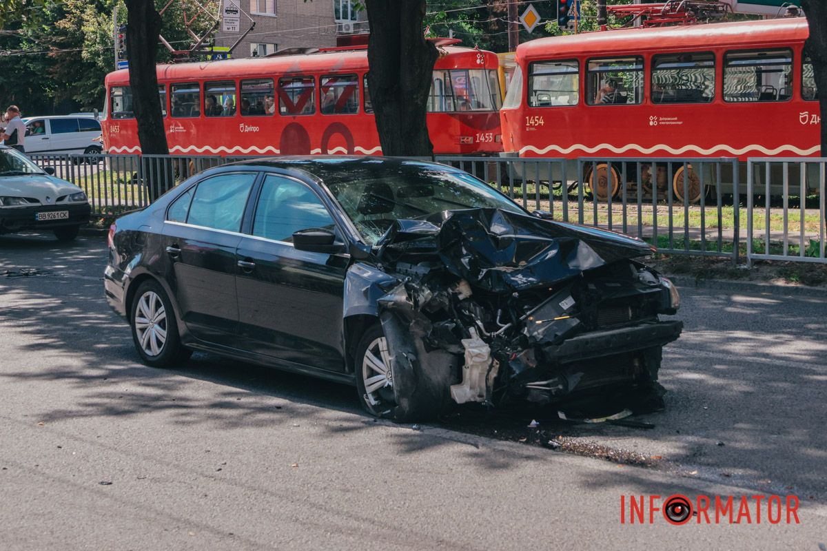 У Дніпрі на Робочій Ford влетів у Volkswagen: рух ускладнено 11