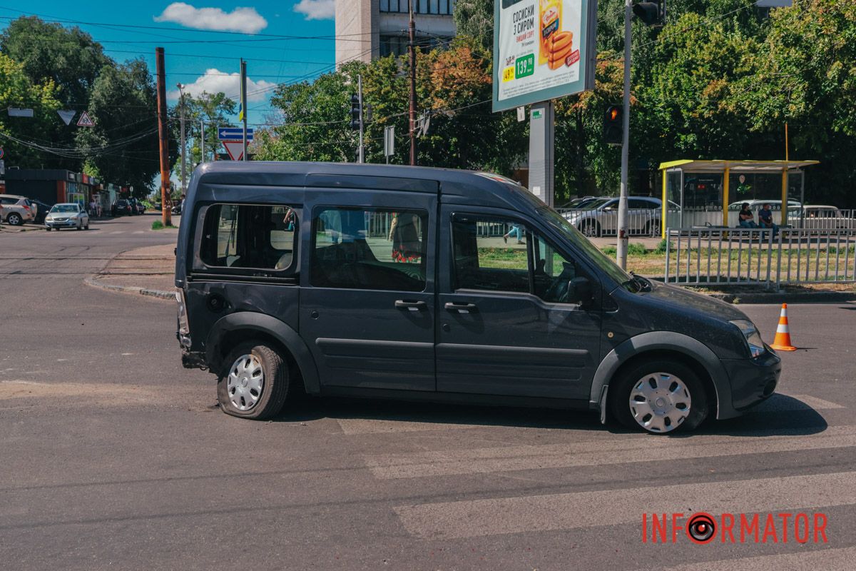 У Дніпрі на Робочій Ford влетів у Volkswagen: рух ускладнено 3