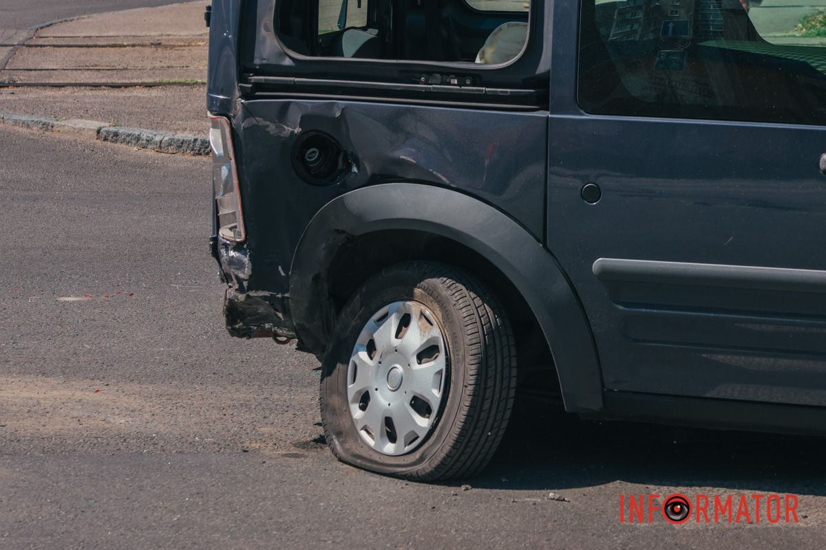 У Дніпрі на Робочій Ford влетів у Volkswagen: рух ускладнено 10