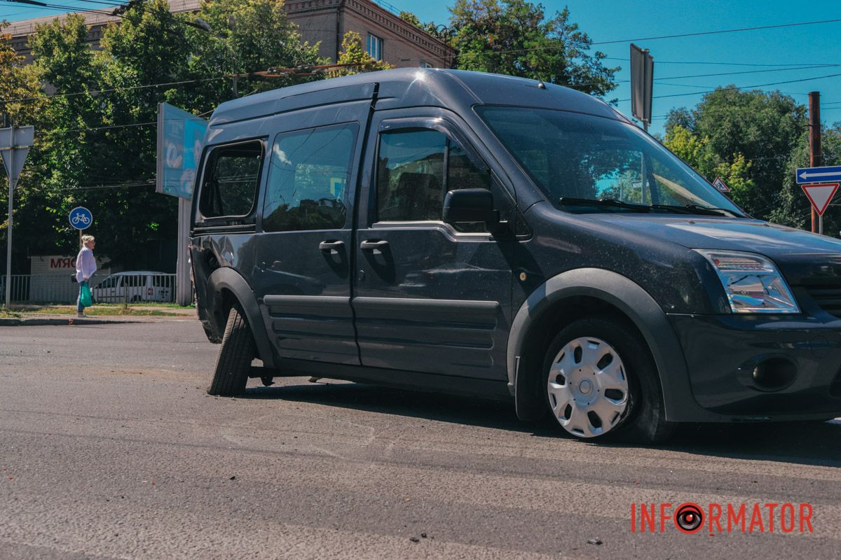 У Дніпрі на Робочій Ford влетів у Volkswagen: рух ускладнено 6