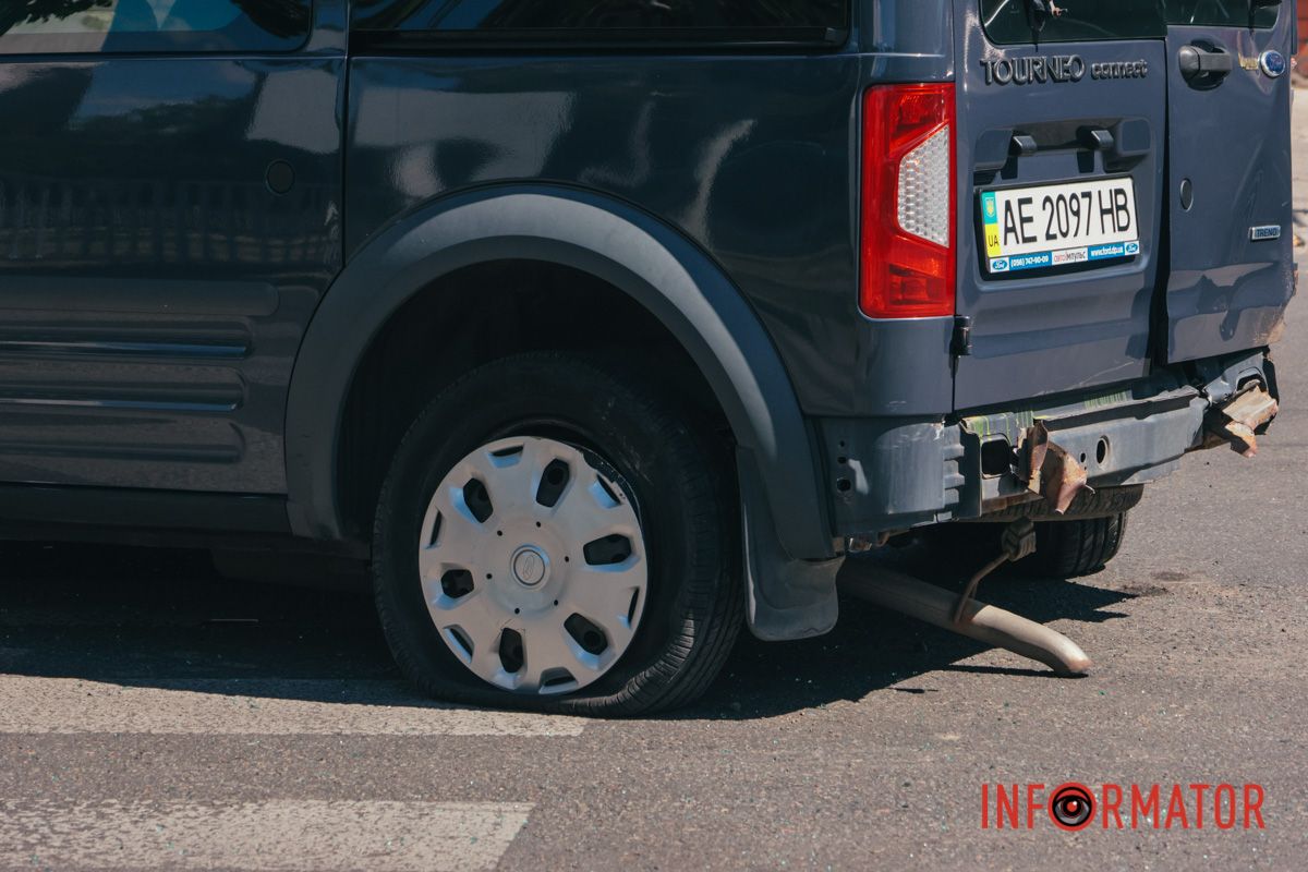 У Дніпрі на Робочій Ford влетів у Volkswagen: рух ускладнено 2