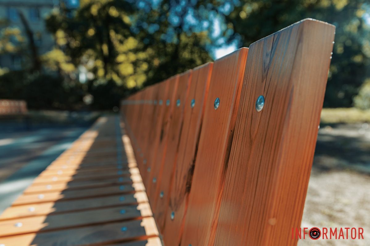 Также уложили плитку и установили урны