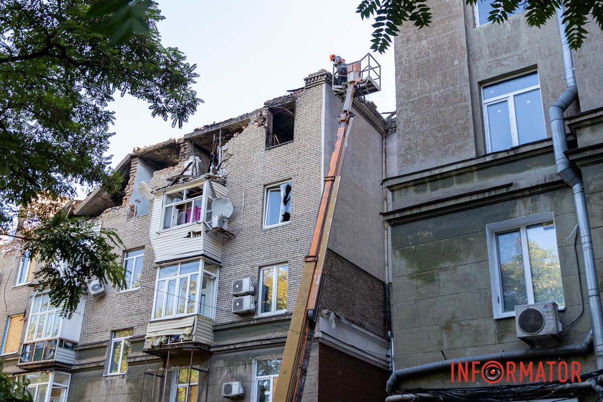 По периметру будинку робочі ведуть підготовчі роботи