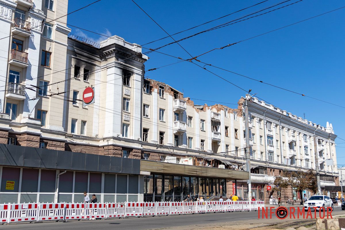 Будинок знаходиться на площі Вокзальній, 1