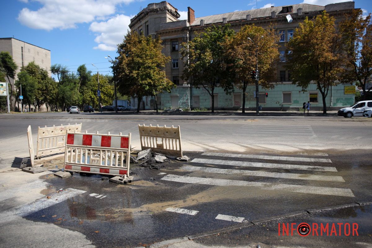 Вода течет прямо из-под асфальта Вода течет прямо из-под асфальта