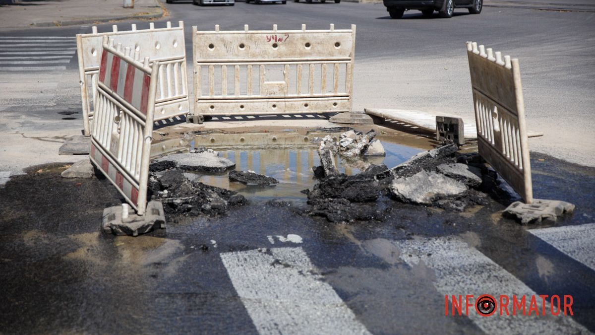 У Дніпрі на Богдана Хмельницького з-під асфальту витікає вода