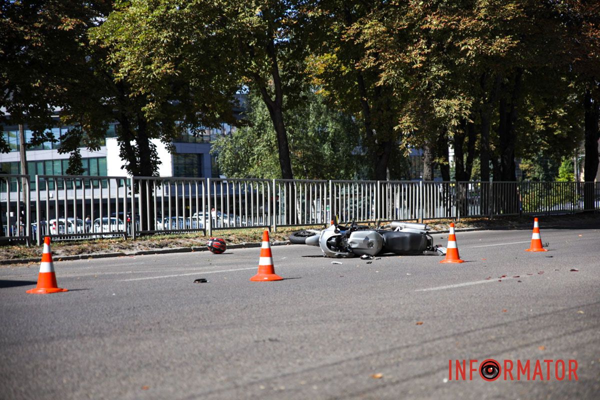 У Дніпрі на Олександра Поля зіткнулись Skoda та мотоцикл: водія двоколісного шпиталізували 3