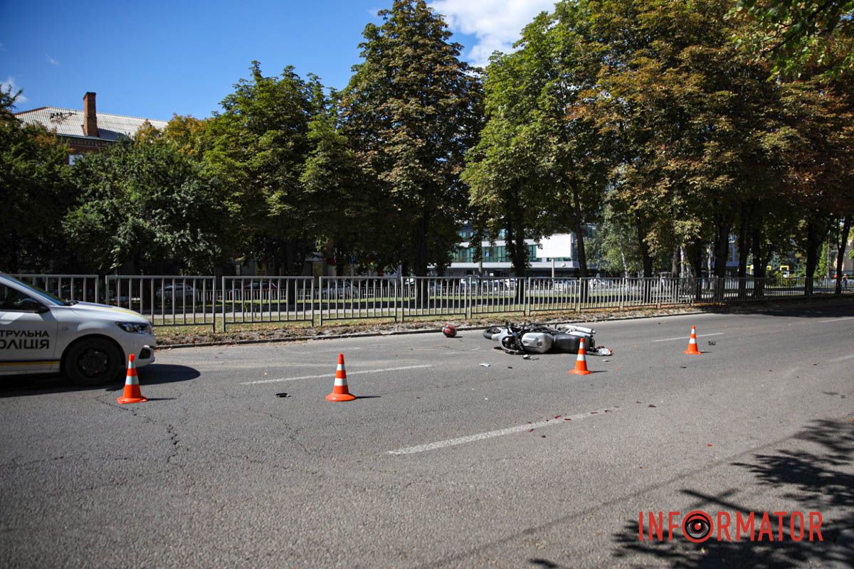 У Дніпрі на Олександра Поля зіткнулись Skoda та мотоцикл: водія двоколісного шпиталізували 7