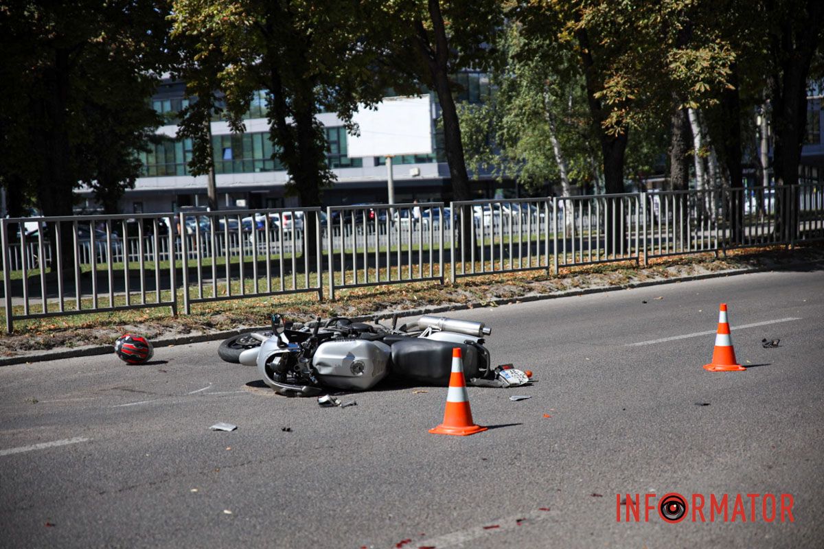У Дніпрі на Олександра Поля зіткнулись Skoda та мотоцикл: водія двоколісного шпиталізували 5