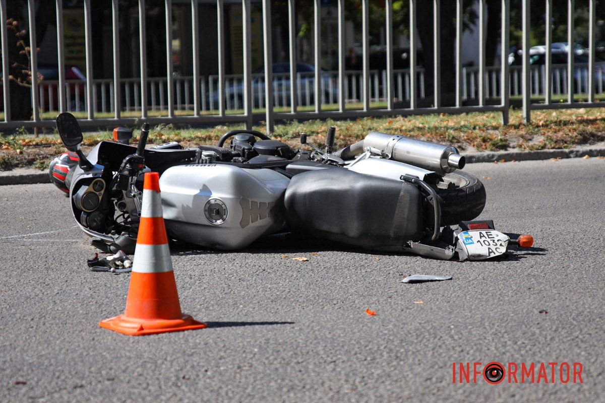 У Дніпрі на Олександра Поля зіткнулись Skoda та мотоцикл: водія двоколісного шпиталізували 2