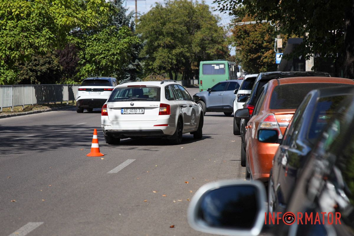 У Дніпрі на Олександра Поля зіткнулись Skoda та мотоцикл: водія двоколісного шпиталізували 4
