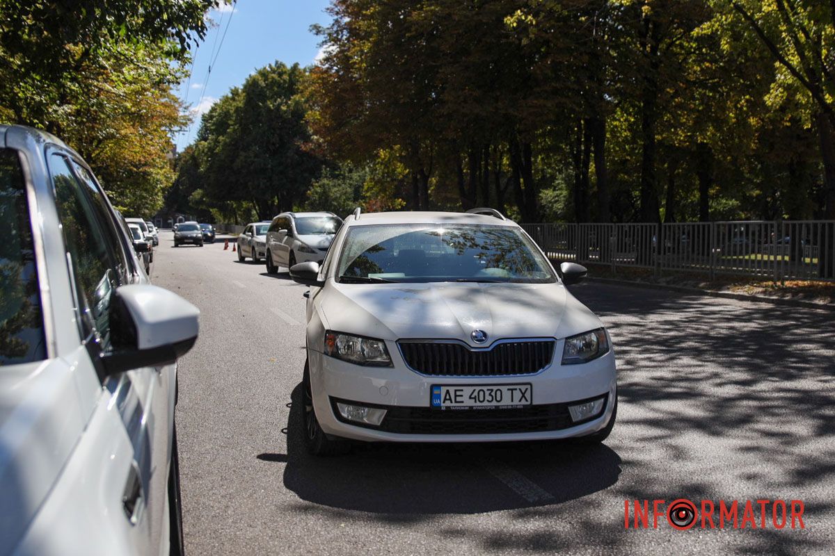 У Дніпрі на Олександра Поля зіткнулись Skoda та мотоцикл: водія двоколісного шпиталізували 1