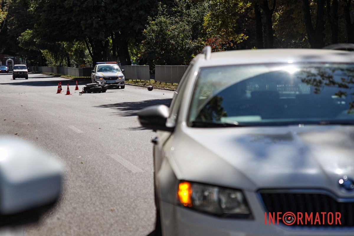 У Дніпрі на Олександра Поля зіткнулись Skoda та мотоцикл: водія двоколісного шпиталізували 6