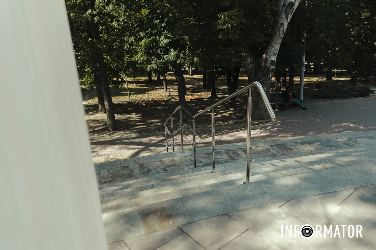 На лестнице в парке Шевченко в Днепре начали устанавливать перила