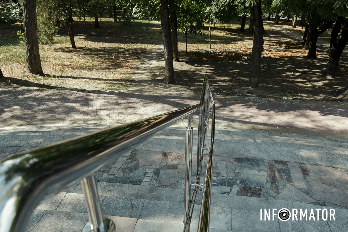 Они будут расположены по обе стороны со стороны центрального входа.