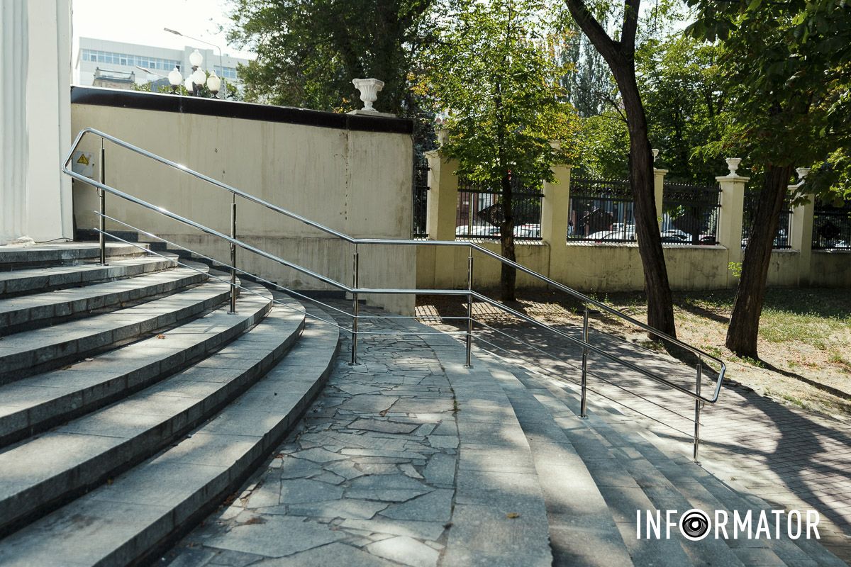 По состоянию на 16:00 уже готовы перила только на одной стороне лестницы.