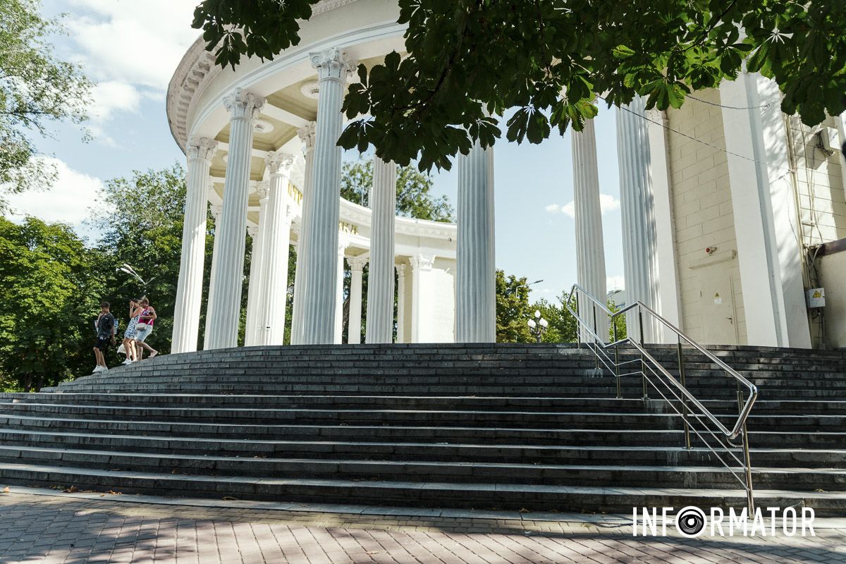 В центральной части перил не будет предполагаться, чтобы не портить исторический облик конструкции