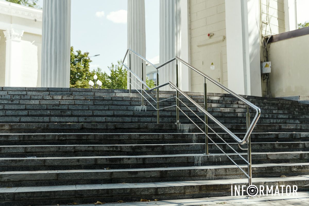 Местные жители давно просили установить на лестнице перила