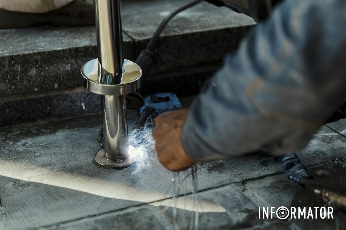 Рабочие прививают столбики