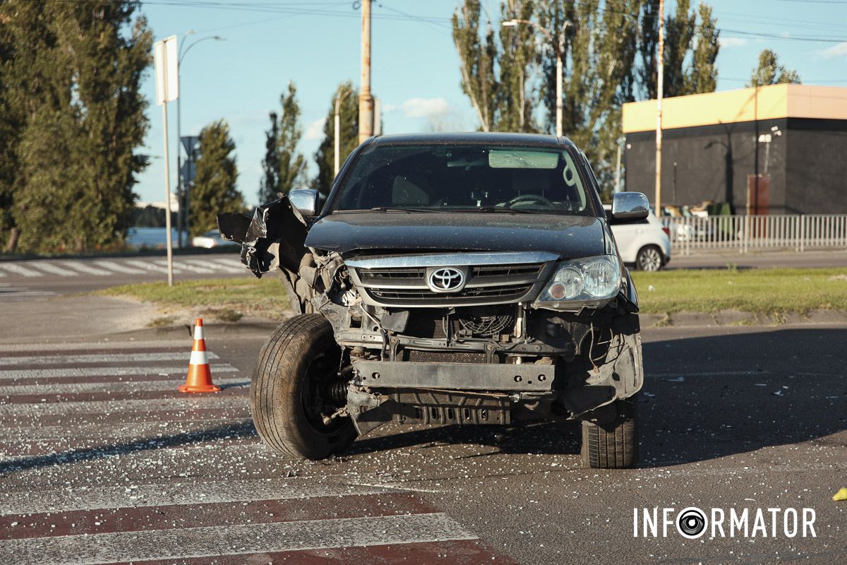 В Днепре на Набережной Заводской Toyota влетела в "Москвич" и тот перевернулся: движение в сторону центра усложнено 16