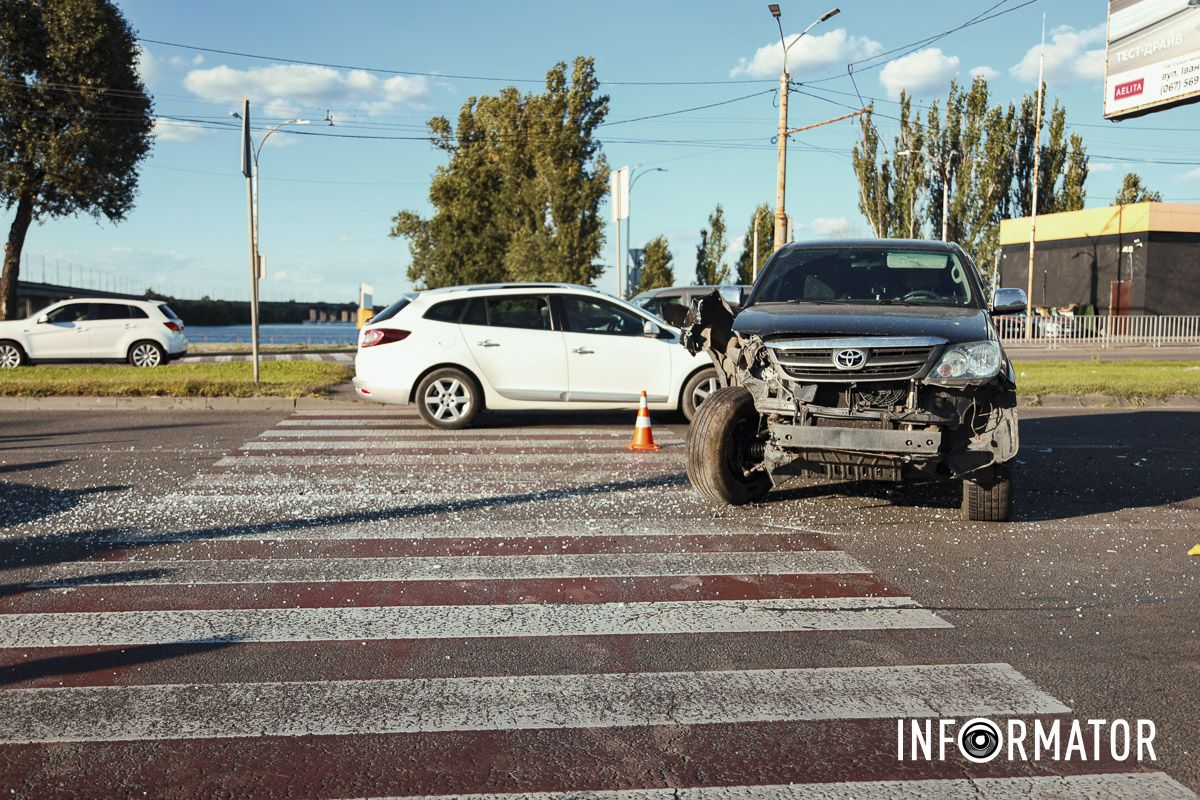 В Днепре на Набережной Заводской Toyota влетела в "Москвич" и тот перевернулся: движение в сторону центра затруднено 17