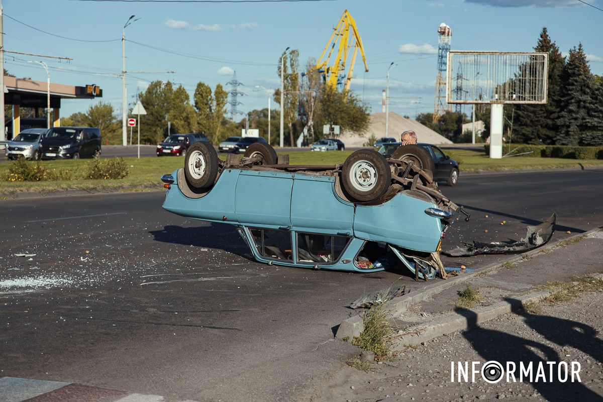 В Днепре на Набережной Заводской Toyota влетела в "Москвич" и тот перевернулся: движение в сторону центра затруднено 1