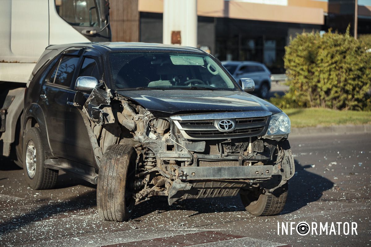 В Днепре на Набережной Заводской Toyota влетела в "Москвич" и тот перевернулся: движение в сторону центра затруднено 2