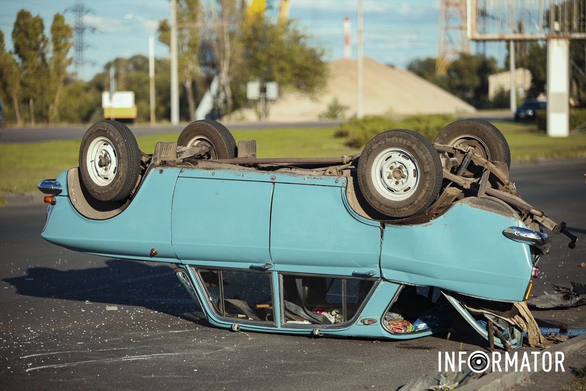 В Днепре на Набережной Заводской Toyota влетела в "Москвич" и тот перевернулся: движение в сторону центра затруднено 3