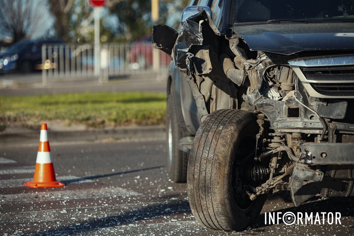 В Днепре на Набережной Заводской Toyota влетела в "Москвич" и тот перевернулся: движение в сторону центра затруднено 4