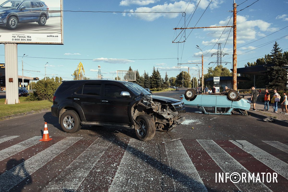 В Днепре на Набережной Заводской Toyota влетела в "Москвич" и тот перевернулся: движение в сторону центра затруднено 5