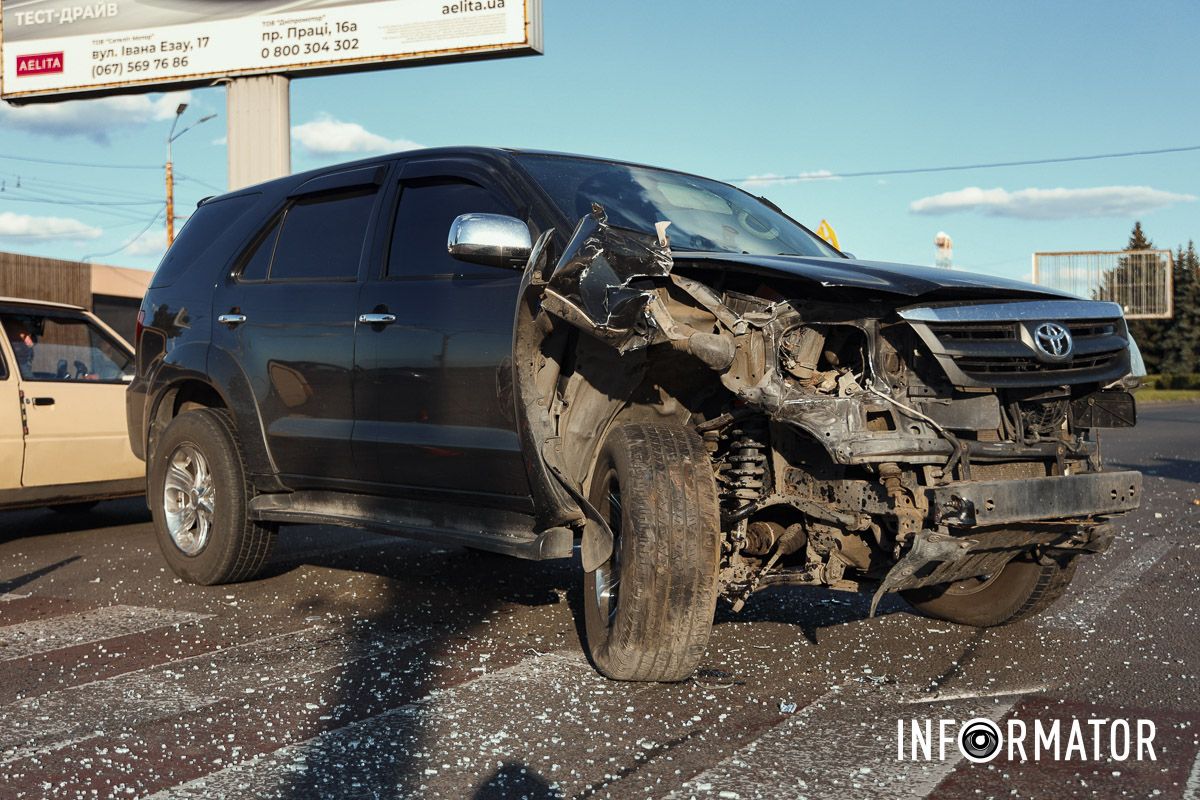 В Днепре на Набережной Заводской Toyota влетела в "Москвич" и тот перевернулся: движение в сторону центра усложнено 6