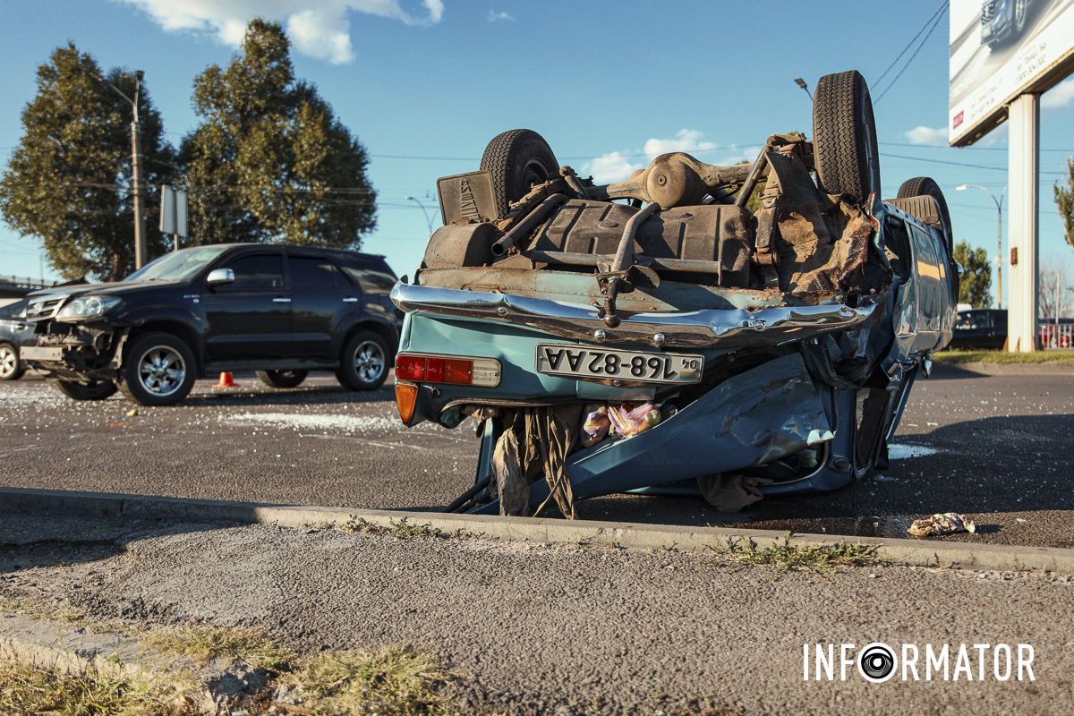 В Днепре на Набережной Заводской Toyota влетела в "Москвич" и тот перевернулся: движение в сторону центра затруднено 7