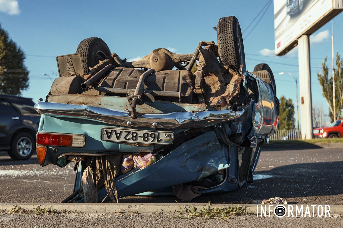 В Днепре на Набережной Заводской Toyota влетела в "Москвич" и тот перевернулся: движение в сторону центра затруднено 8