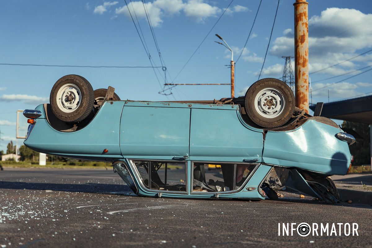 В Днепре на Набережной Заводской Toyota влетела в "Москвич" и тот перевернулся: движение в сторону центра затруднено 9