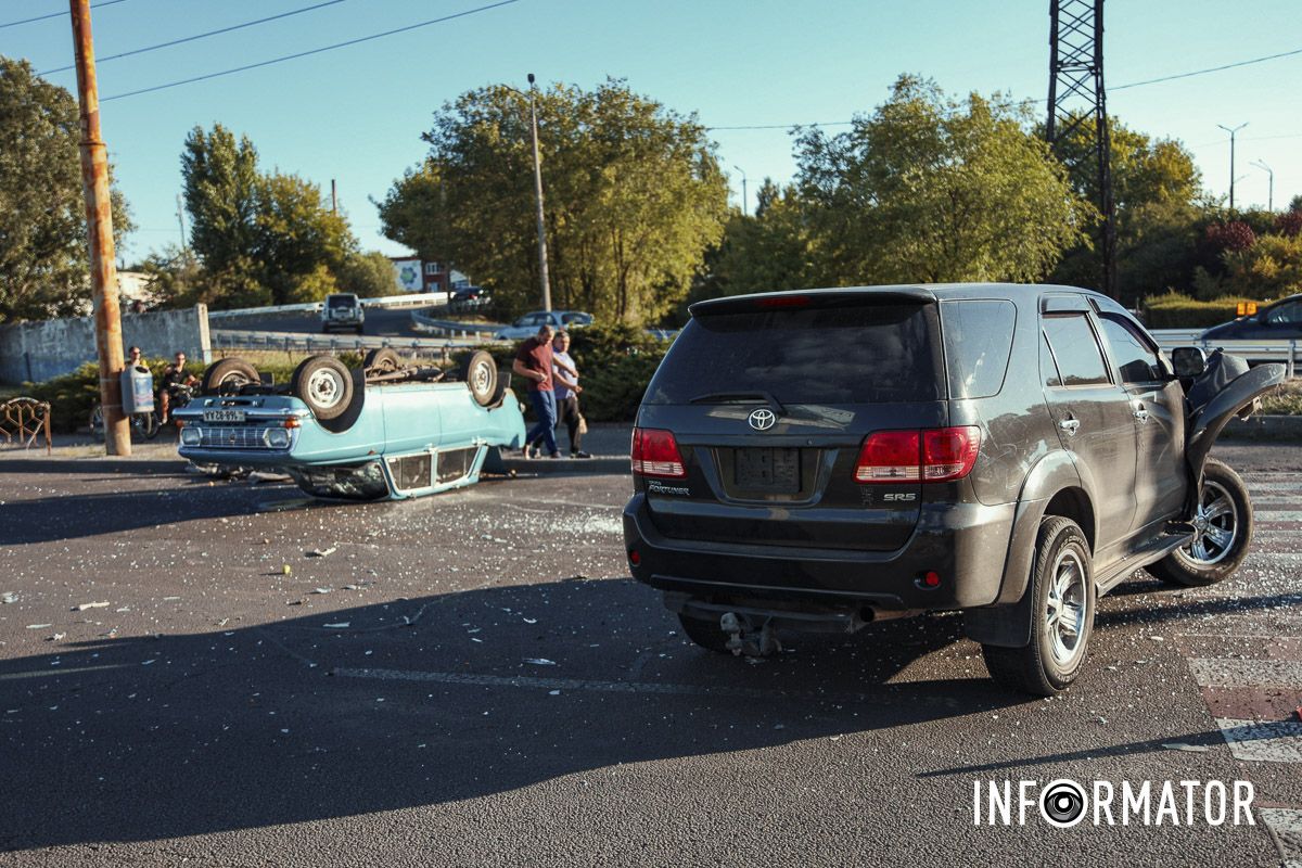 В Днепре на Набережной Заводской Toyota влетела в "Москвич" и тот перевернулся: движение в сторону центра затруднено 10