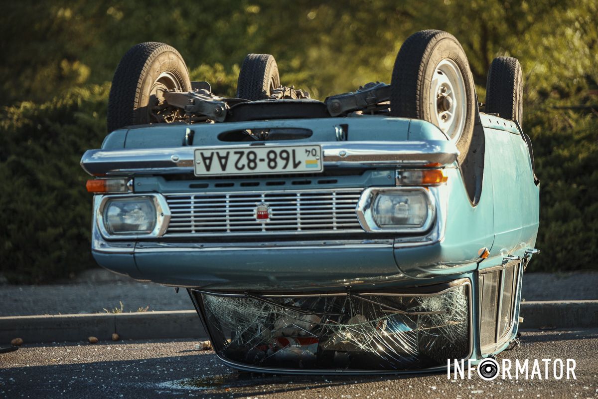 В Днепре на Набережной Заводской Toyota влетела в "Москвич" и тот перевернулся: движение в сторону центра затруднено 11