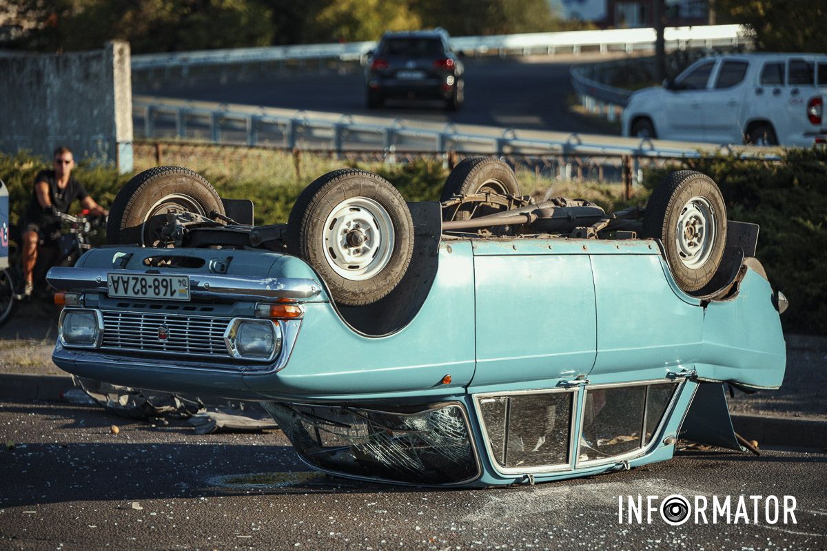 В Днепре на Набережной Заводской Toyota влетела в "Москвич" и тот перевернулся: движение в сторону центра затруднено 12