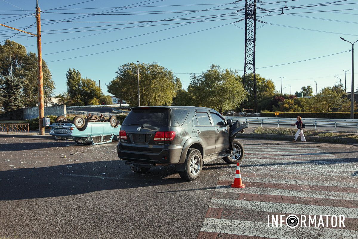 В Днепре на Набережной Заводской Toyota влетела в "Москвич" и тот перевернулся: движение в сторону центра затруднено 13