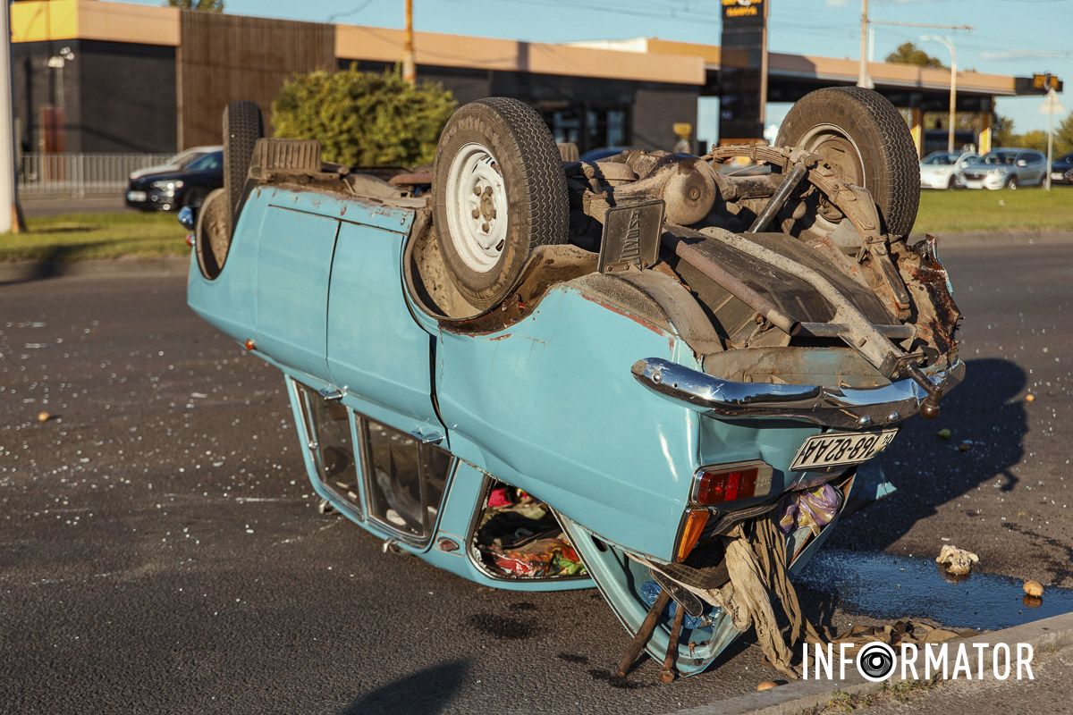 В Днепре на Набережной Заводской Toyota влетела в "Москвич" и тот перевернулся: движение в сторону центра затруднено 14