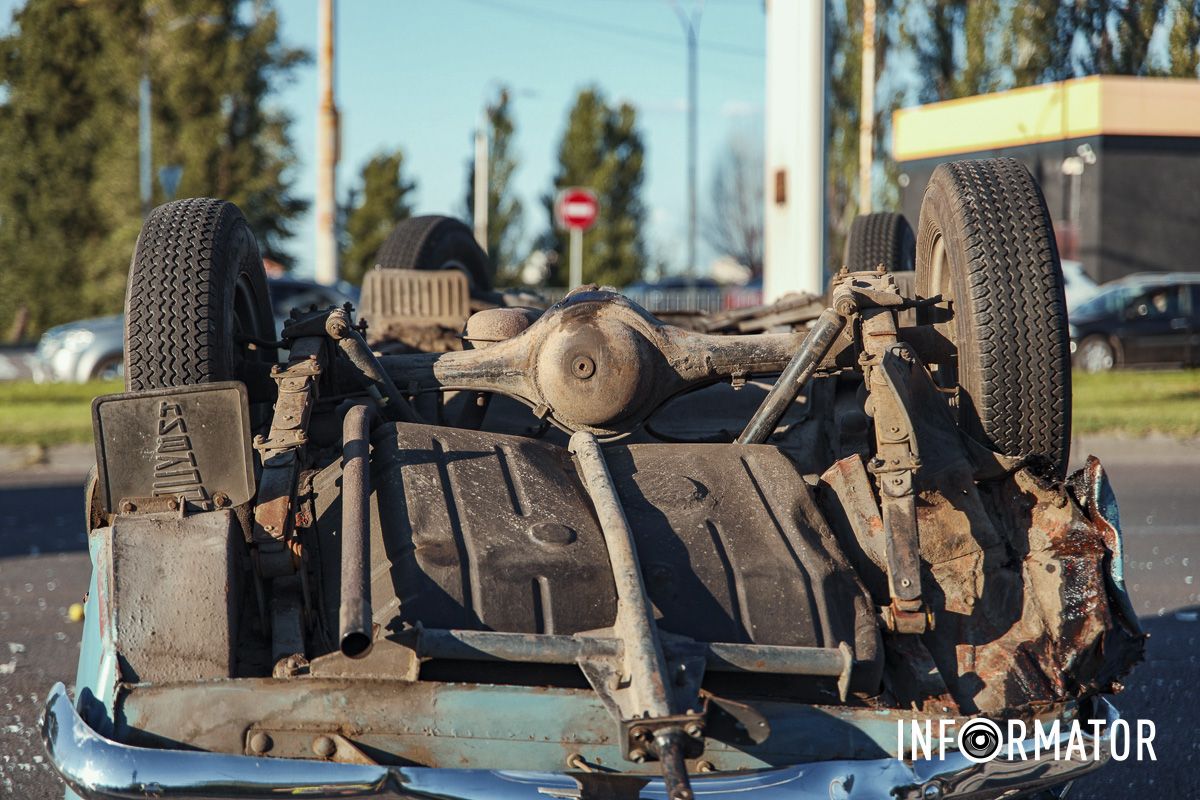 В Днепре на Набережной Заводской Toyota влетела в "Москвич" и тот перевернулся: движение в сторону центра затруднено 15