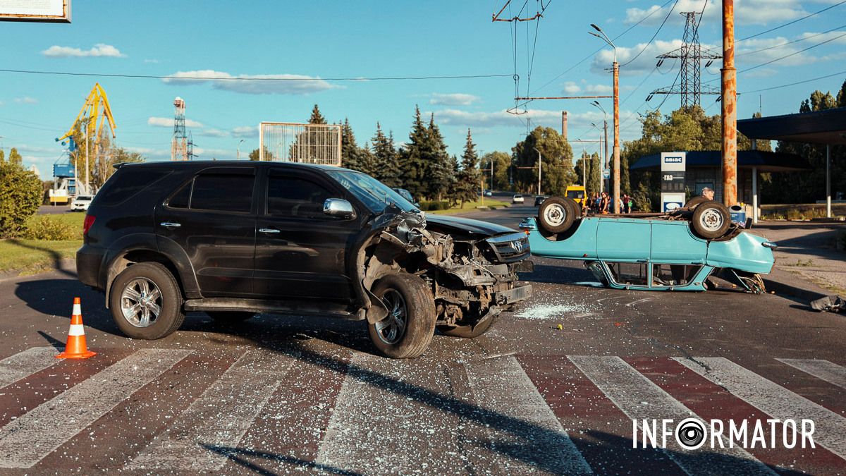 Відео моменту ДТП: у Дніпрі на Набережній Заводській Toyota влетіла у «Москвич», який пропускав пішоходів, той перекинувся на дах