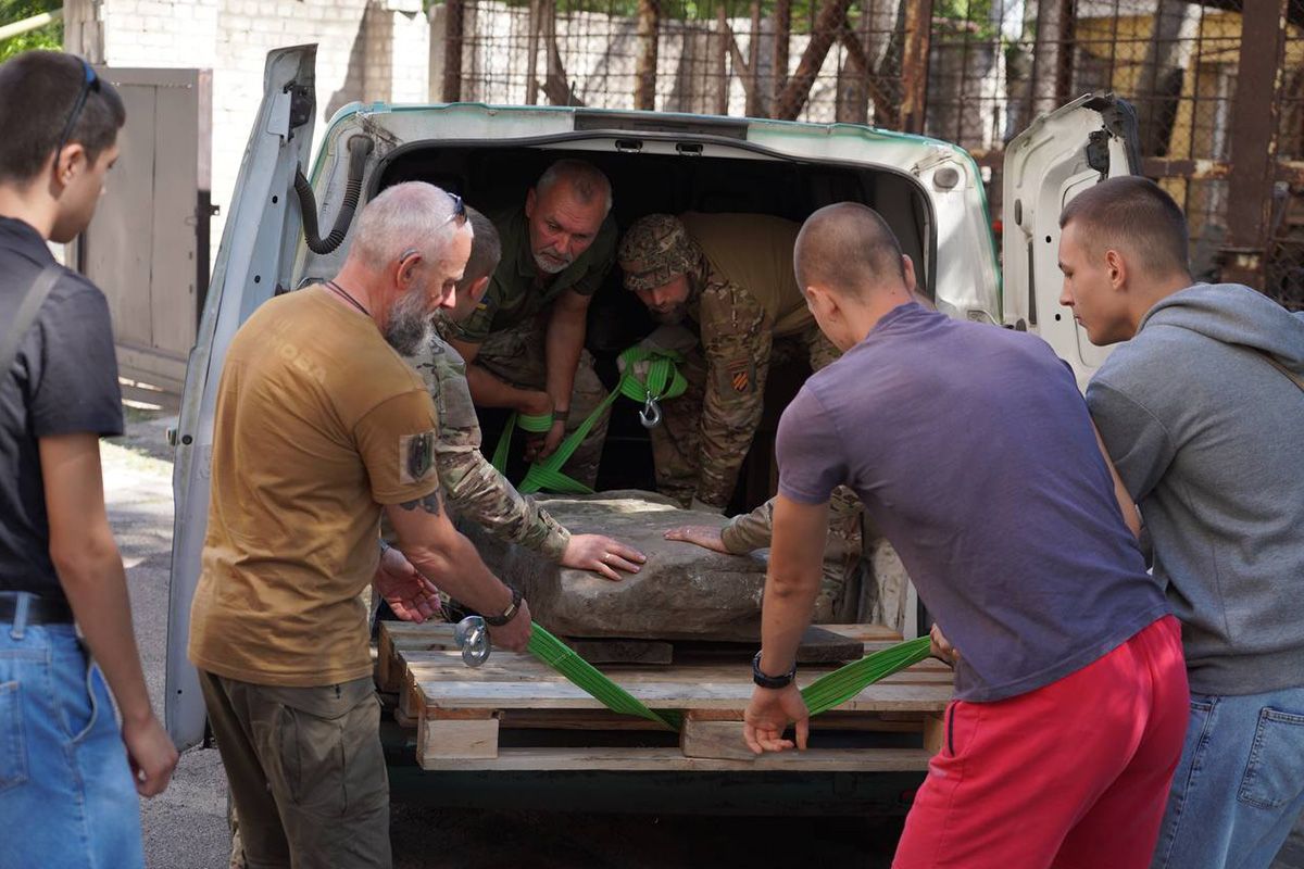 До Дніпропетровського національного історичного музею привезли половецьку статую з Донецької області