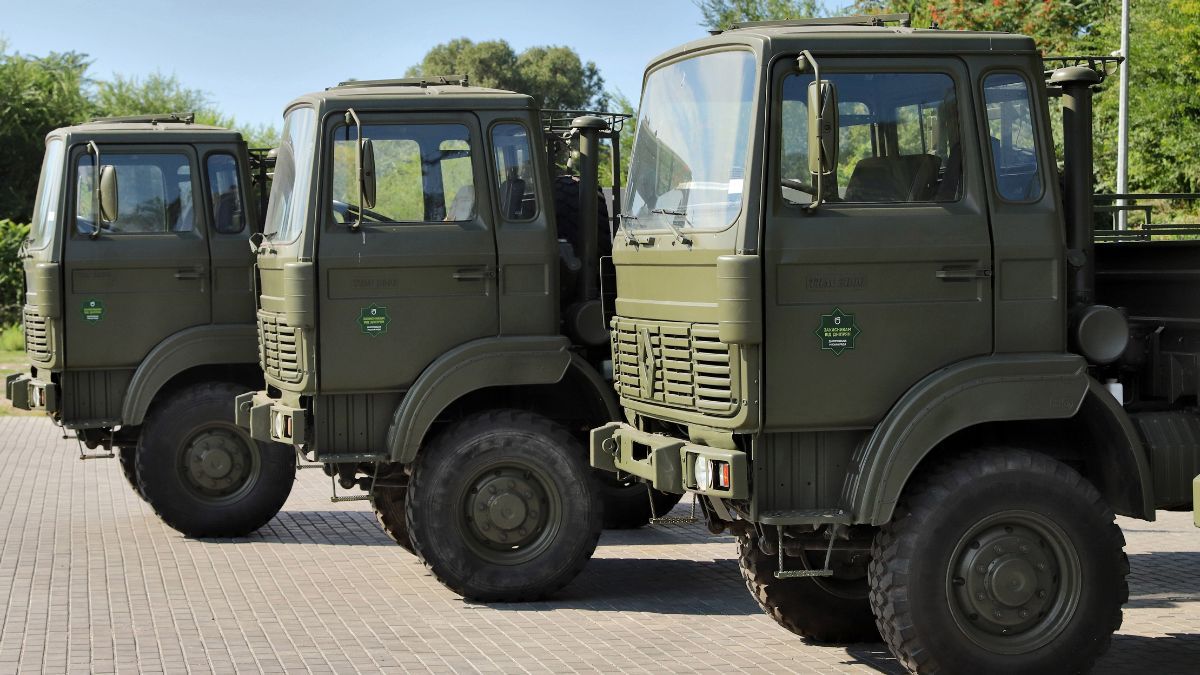 «Потрібні для виконання бойових завдань»: Дніпро надав Силам оборони чергову партію вантажівок